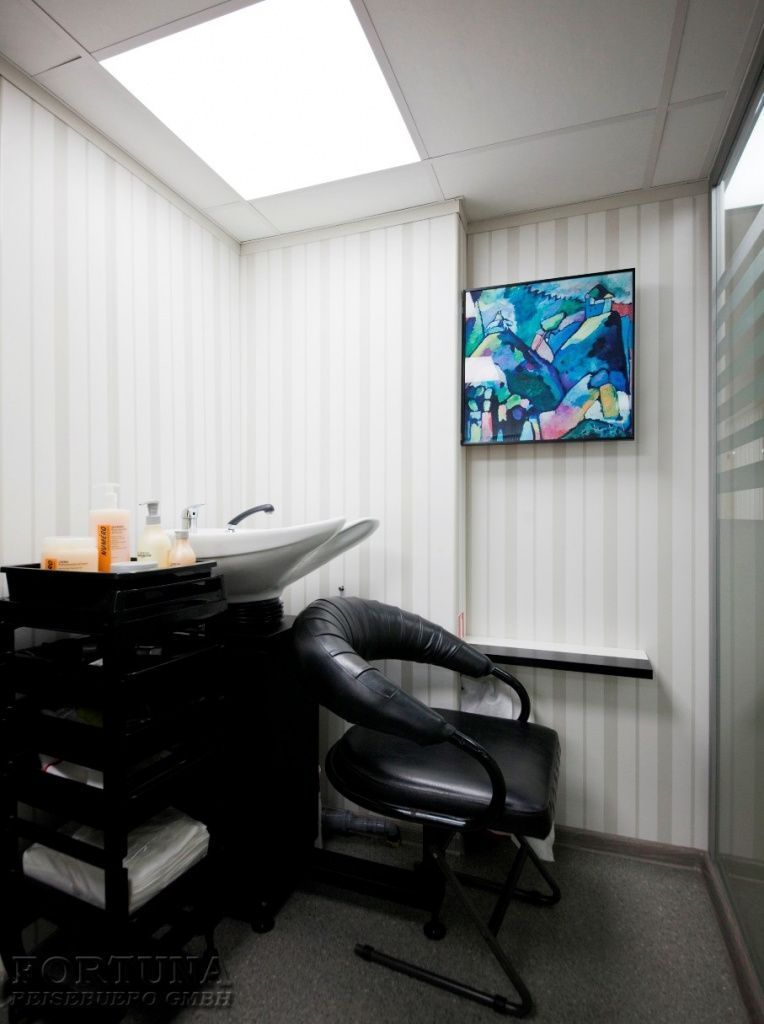 Круизы по России. ТХ М. Литвинов 4*. Парикмахерская ||4