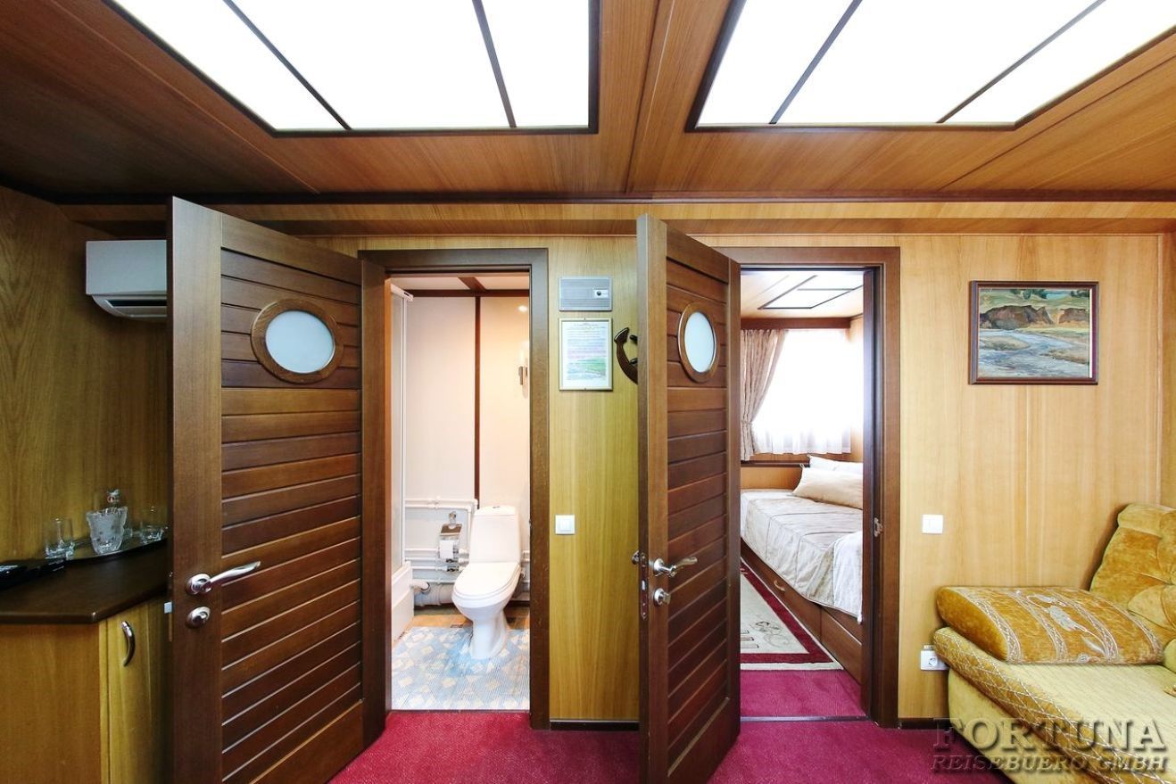 Круизы по Енисею. Теплоход-яхта Куприян, каюта ЛЮКС VIP ||3