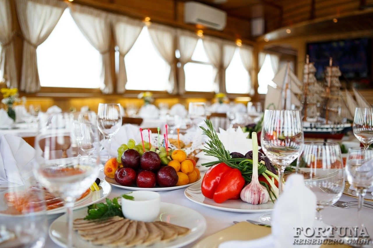 ТХ Куприян, ресторан. Круиз по Енисею