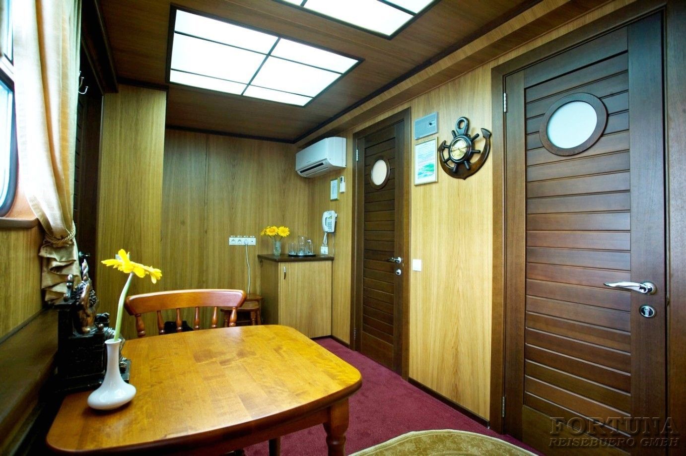 ТХ Куприян, каюта категории ЛЮКС VIP ||3