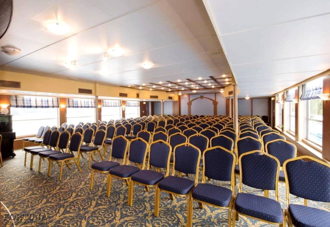 Круизы по России. Теплоход Георгий Чичерин, конференц-зал