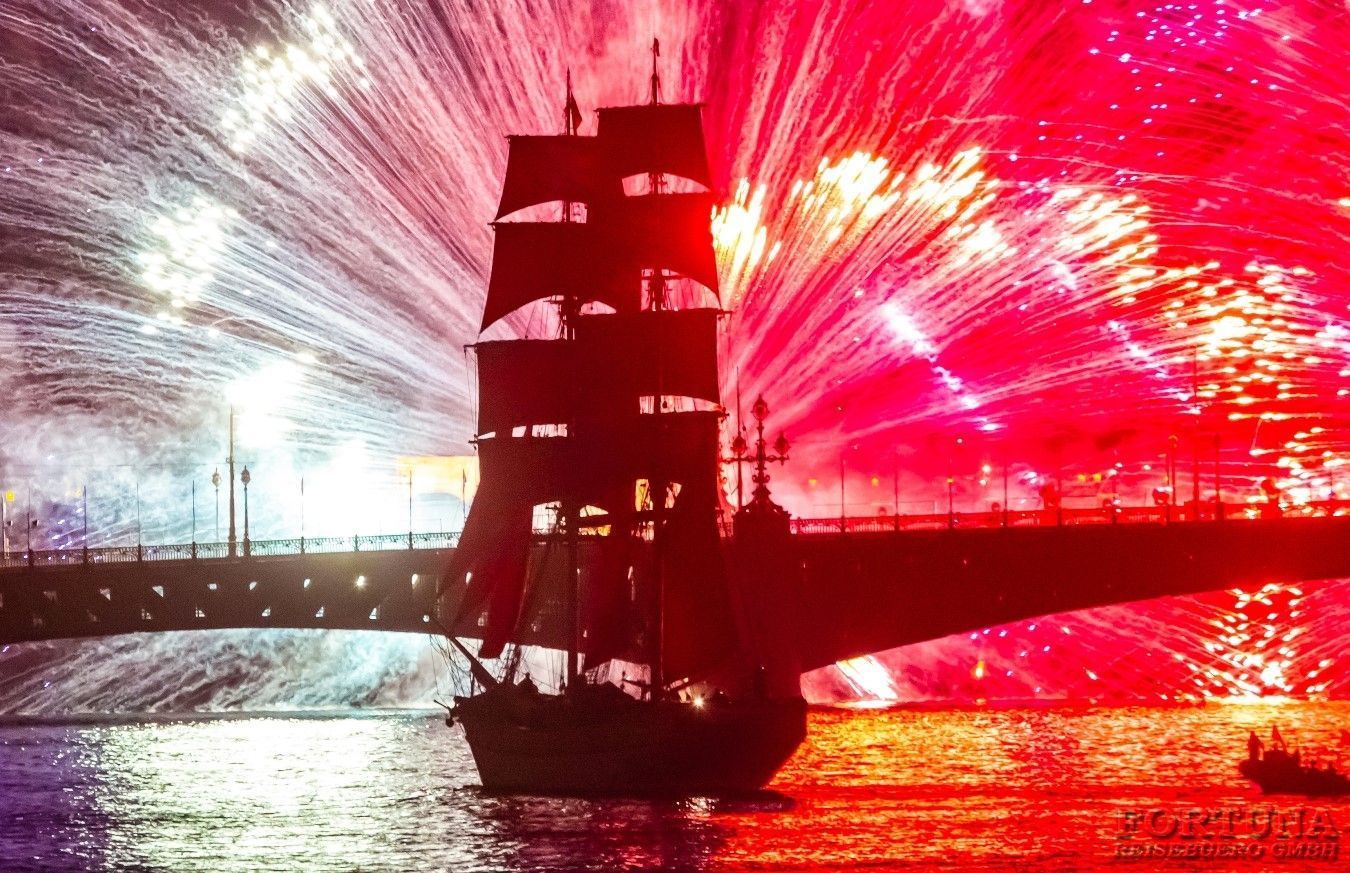 Алые паруса с борта теплохода