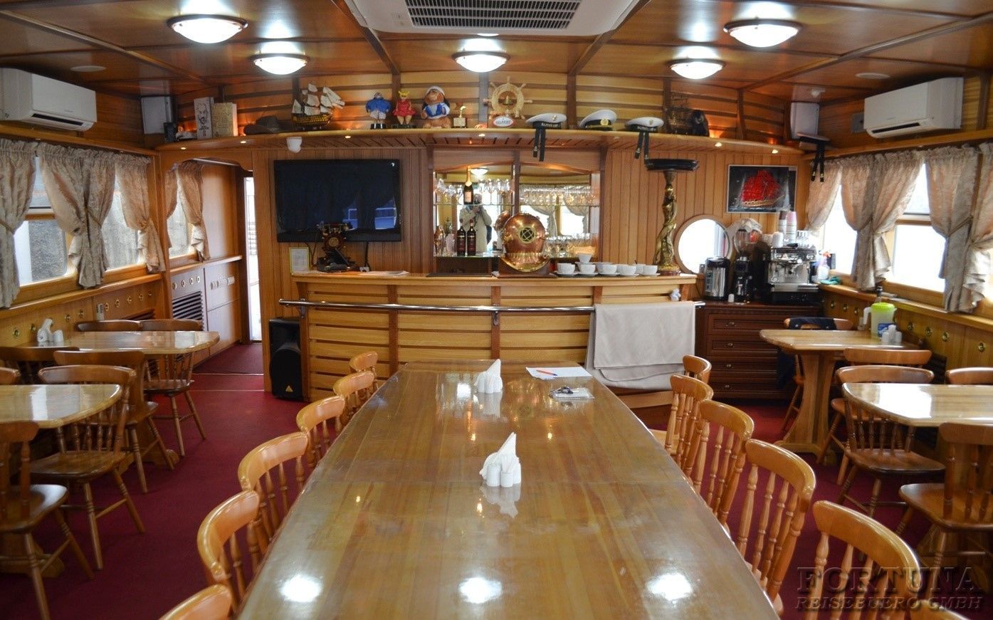 Теплоход Куприян, ресторан. Круизы по Енисею в Сибири ||1