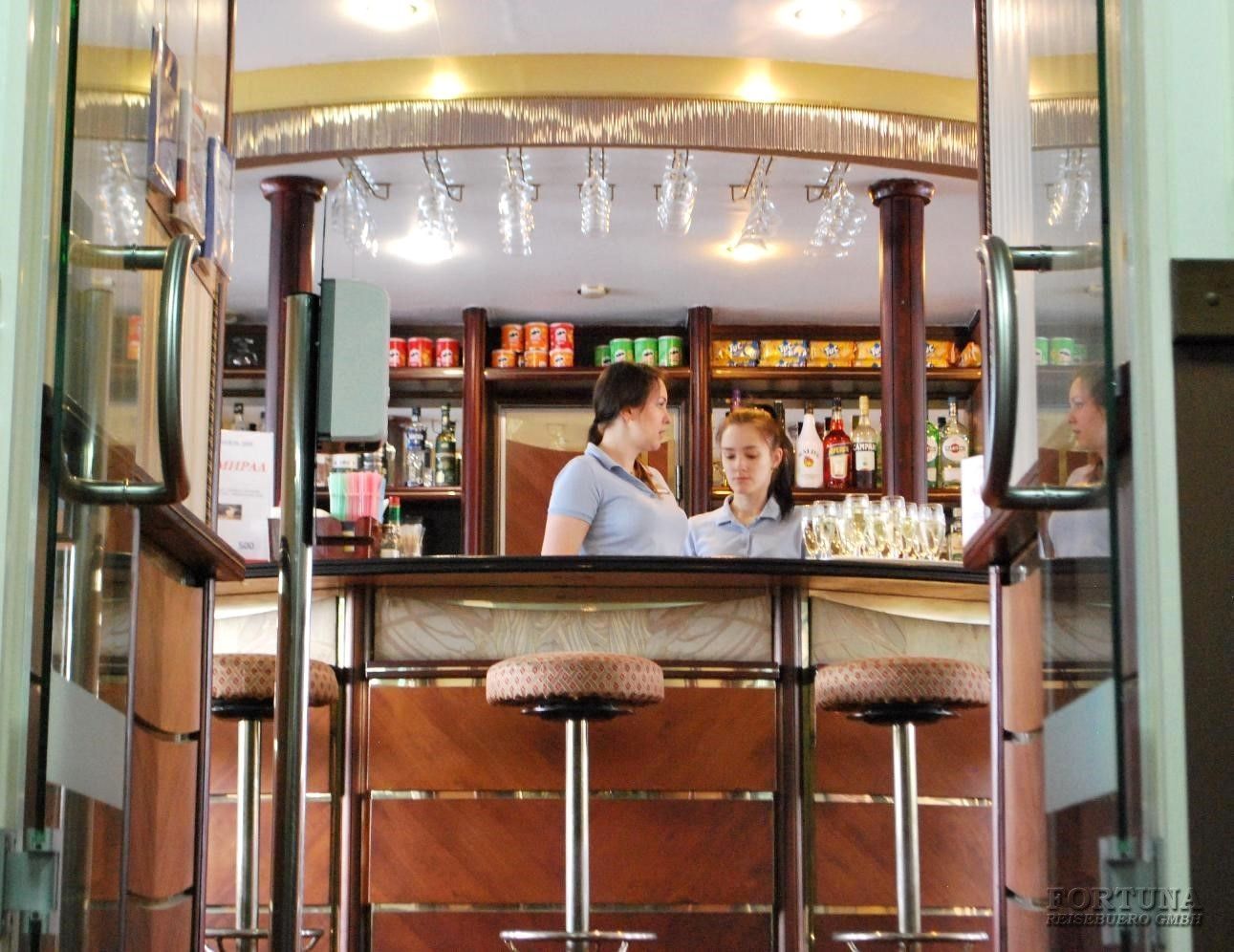 Речные круизы. Теплоход Волга Стар, Бар Панорама