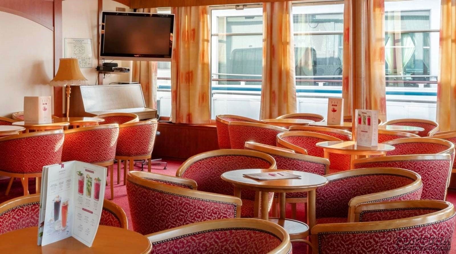 Круизы по России. ТХ Георгий Чичерин. Бар Панорама ||2