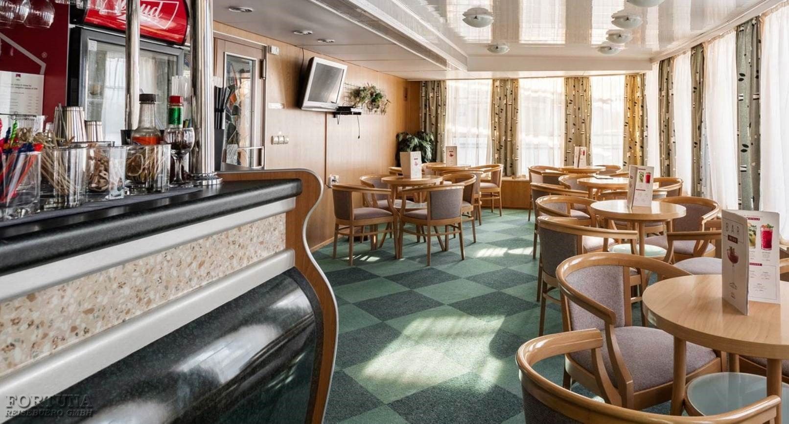 Круизы по России. ТХ Георгий Чичерин. Кофейня