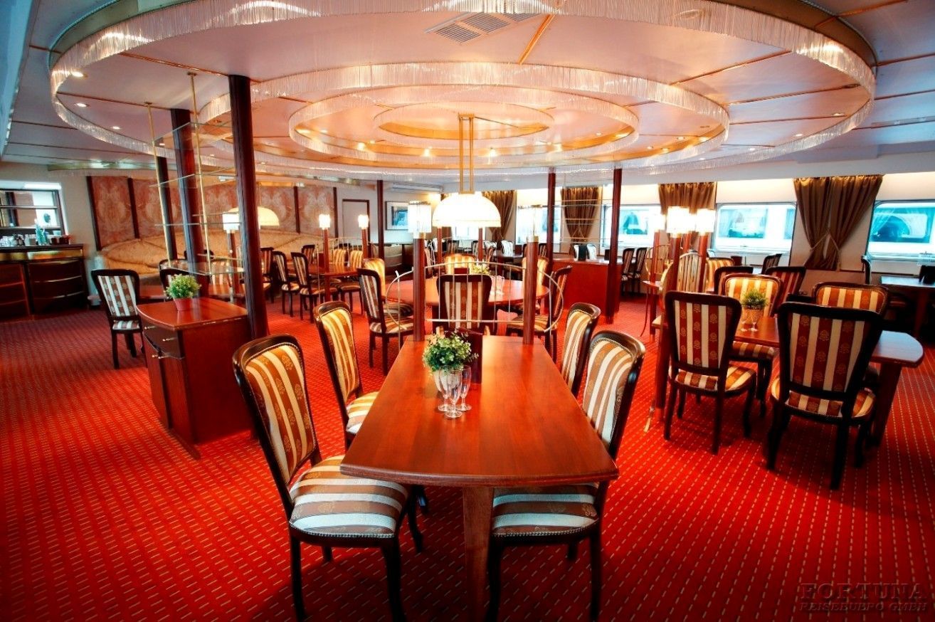 Круизы по России. ТХ Волга Стар 4*. Ресторан Нева на Шлюпочной палубе
