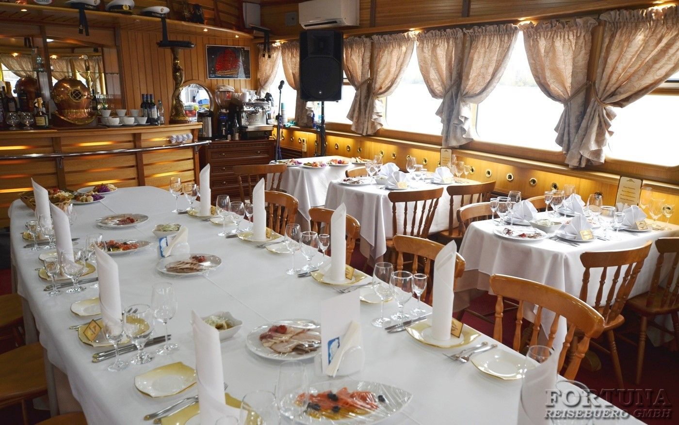 Теплоход Куприян, ресторан. Круизы по Енисею в Сибири ||1
