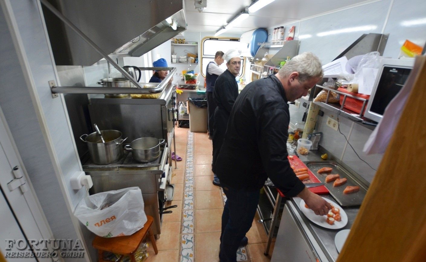 Теплоход Куприян, ресторан. Круизы по Енисею в Сибири ||1