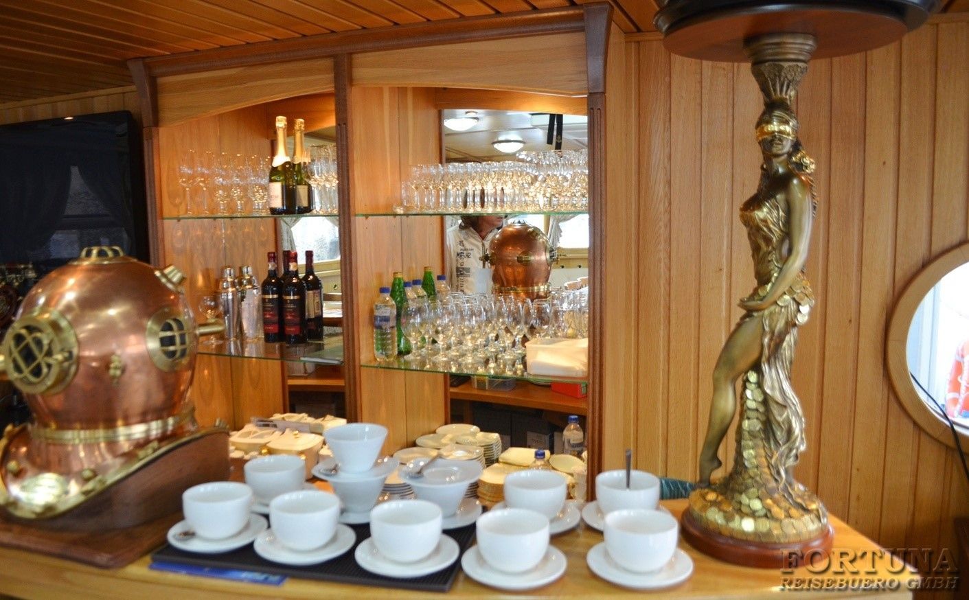 Теплоход Куприян, бар. Сибирские круизы по Енисею ||2