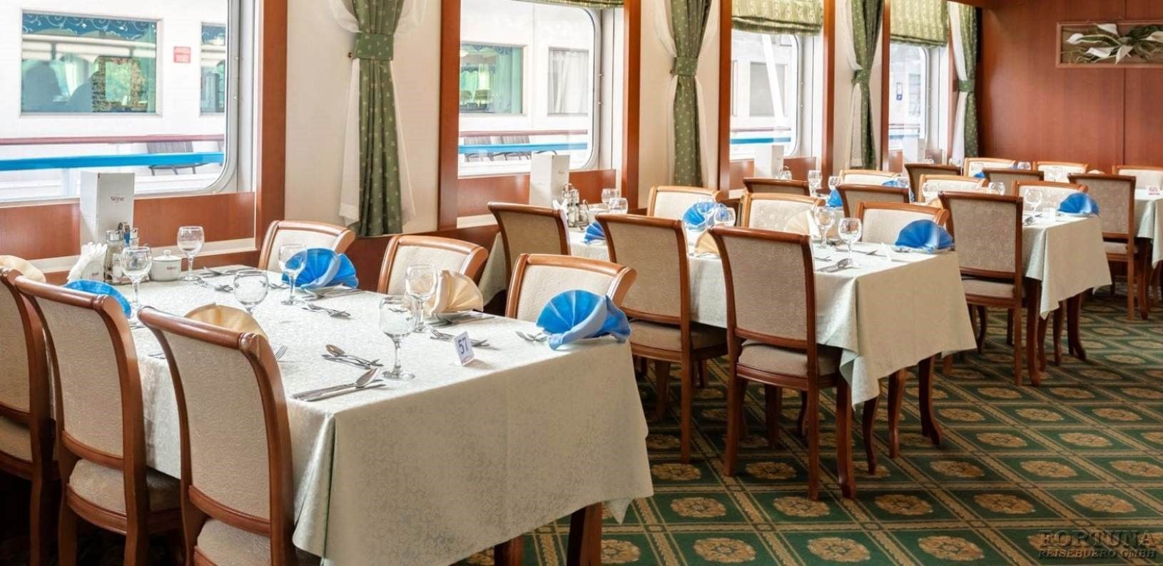 Круизы по России. ТХ Георгий Чичерин. Бар-ресторан Нева ||1