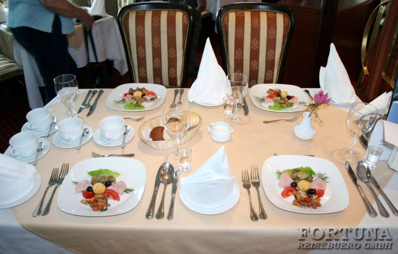 Круизы по России. ТХ Волга Стар 4*. Ресторан Нева на Шлюпочной палубе ||1