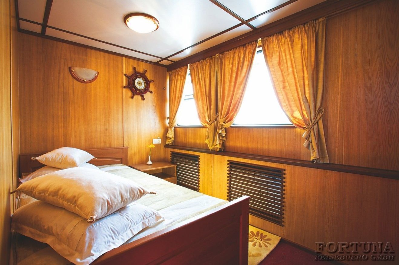 ТХ Куприян, каюта категории ЛЮКС VIP ||3