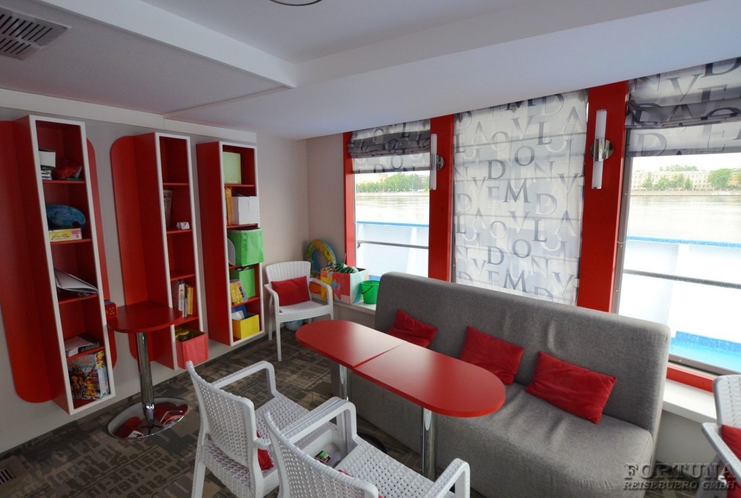 Круизы по России. ТХ Максим Литвинов 4*. Библиотека