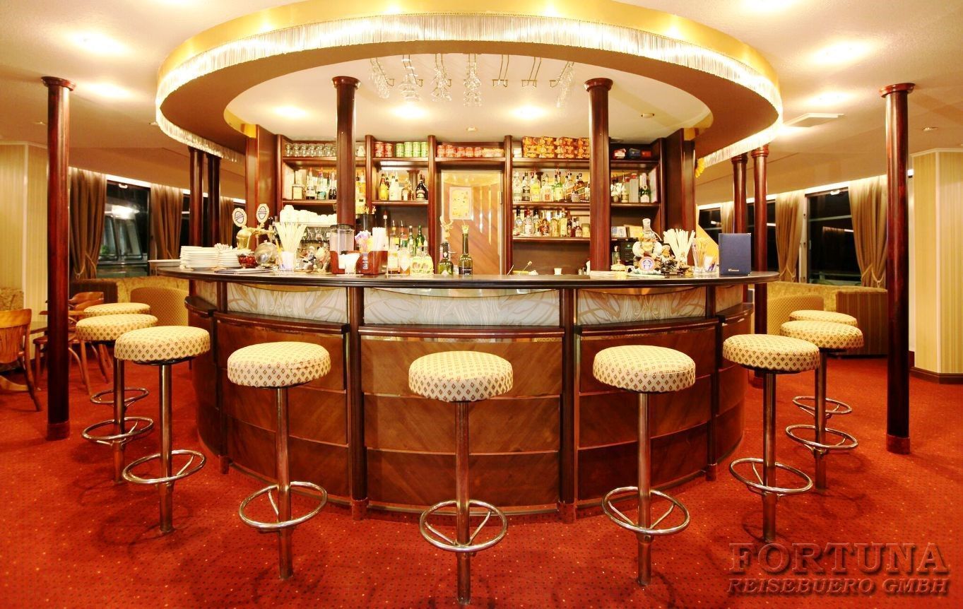 Круизы по России. ТХ Волга Стар 4*. Бар Панорама на Шлюпочной палубе ||2