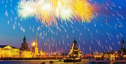Салют с двухпалубного теплохода на День ВМФ