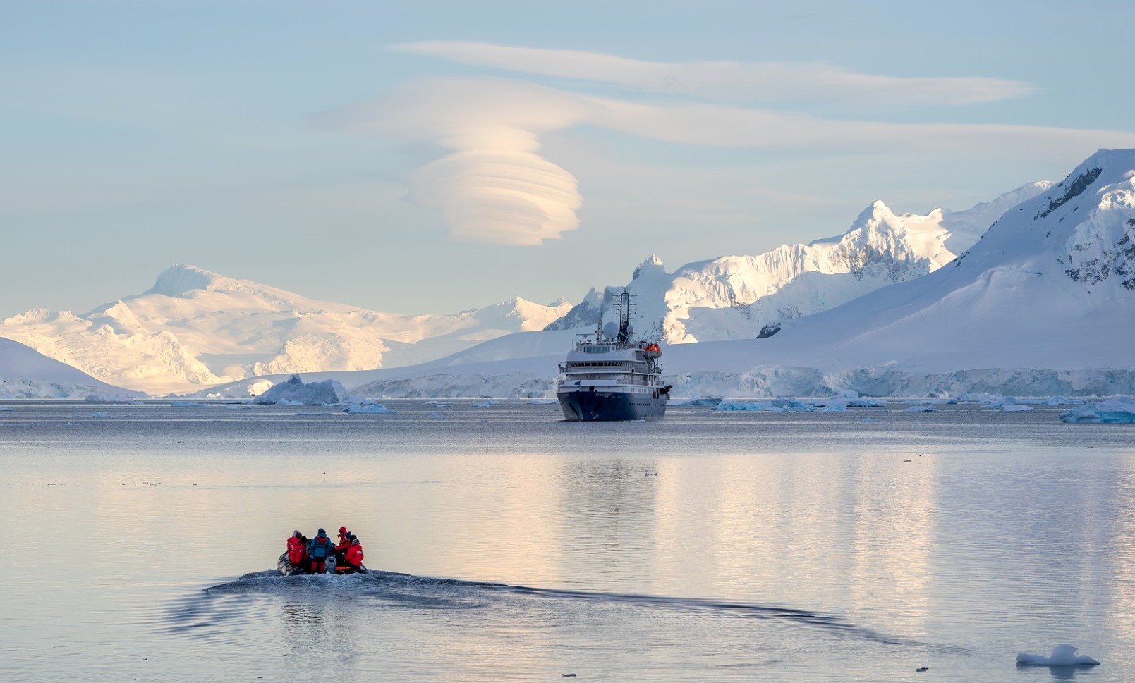 Экспедиционный круиз: мир айсбергов и пингвинов в Антарктиде
