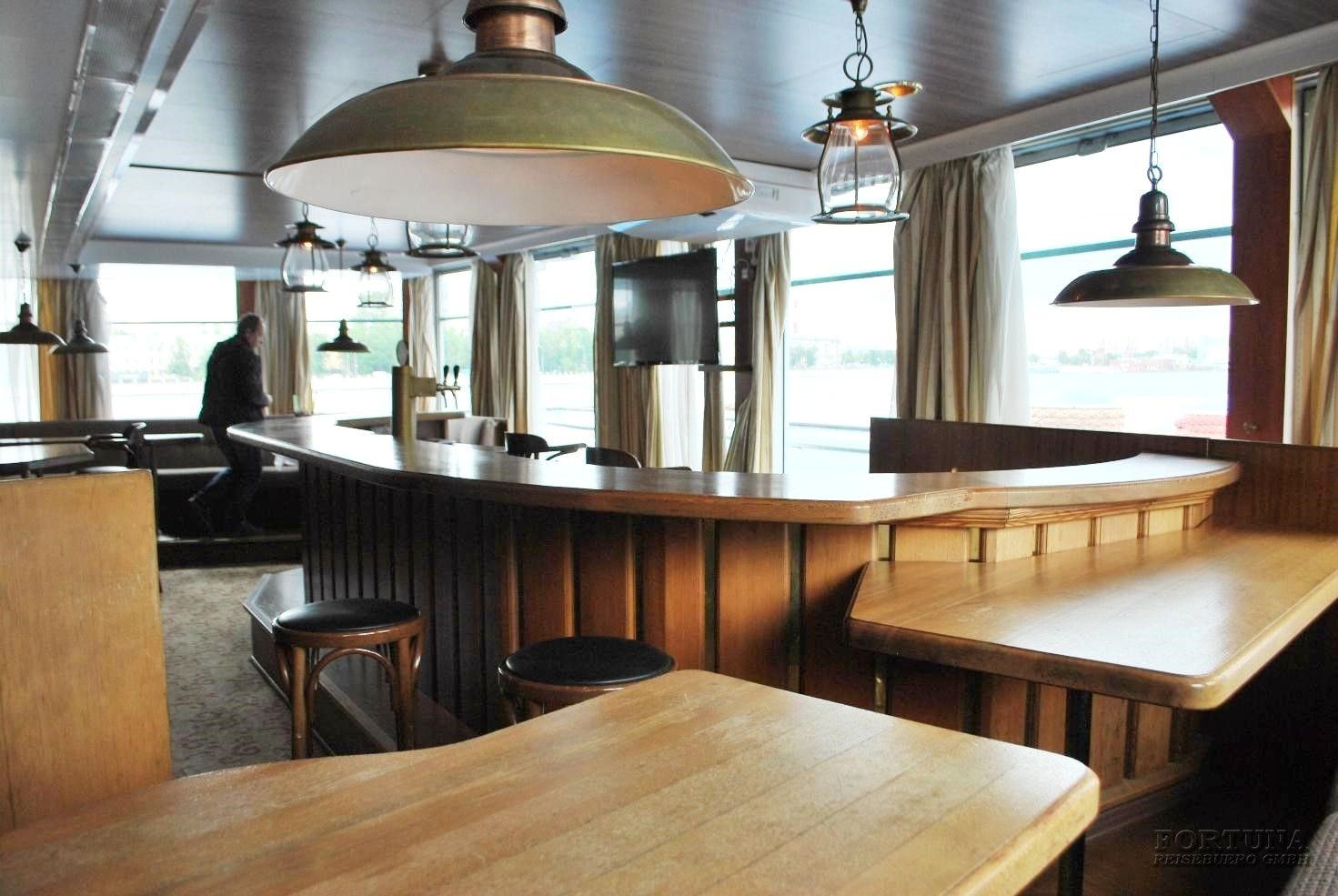 Теплоход Волга Стар. Мини-бар на средней палубе ||2