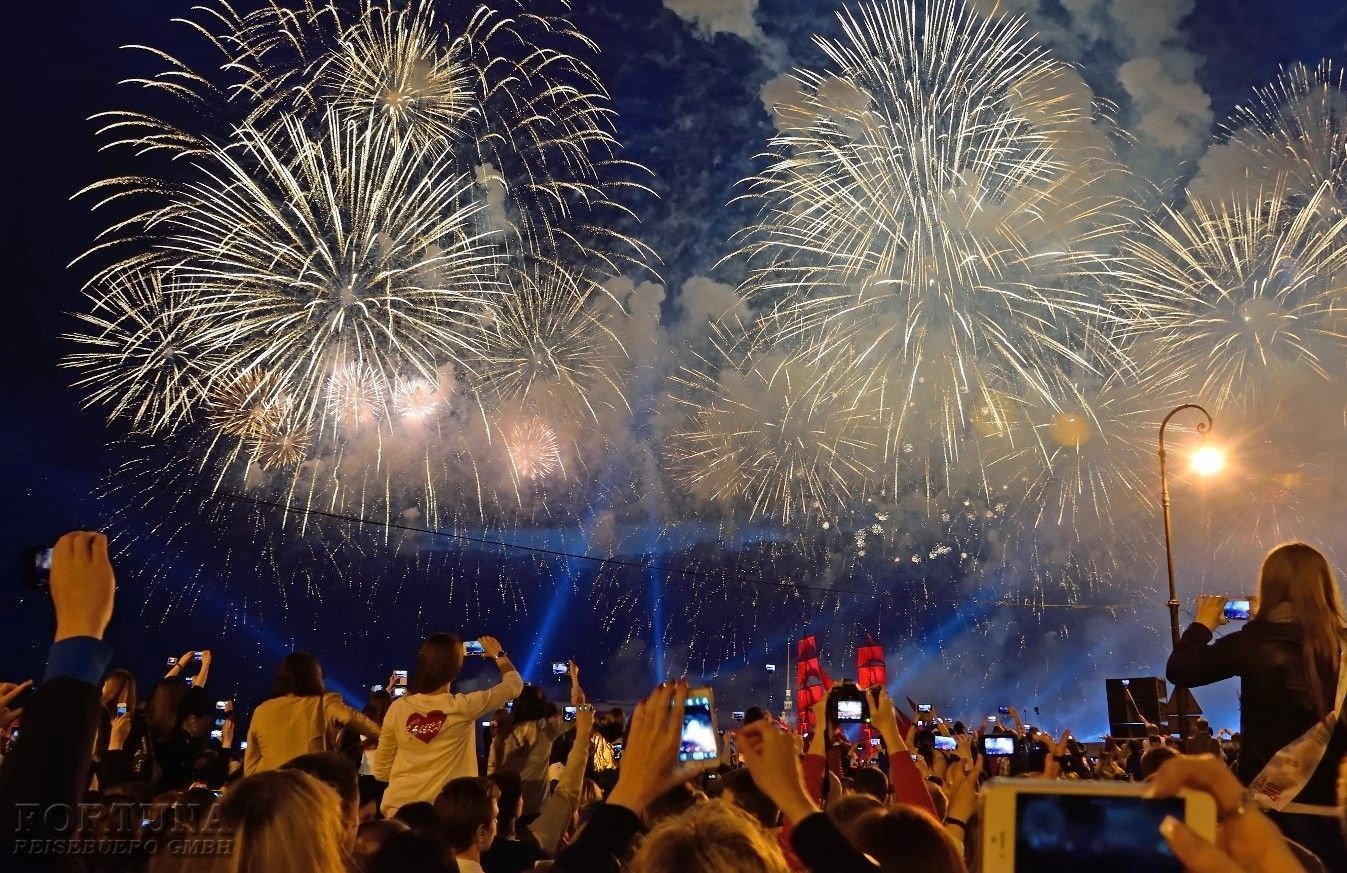 Салют с теплохода на День Победы - 9 мая