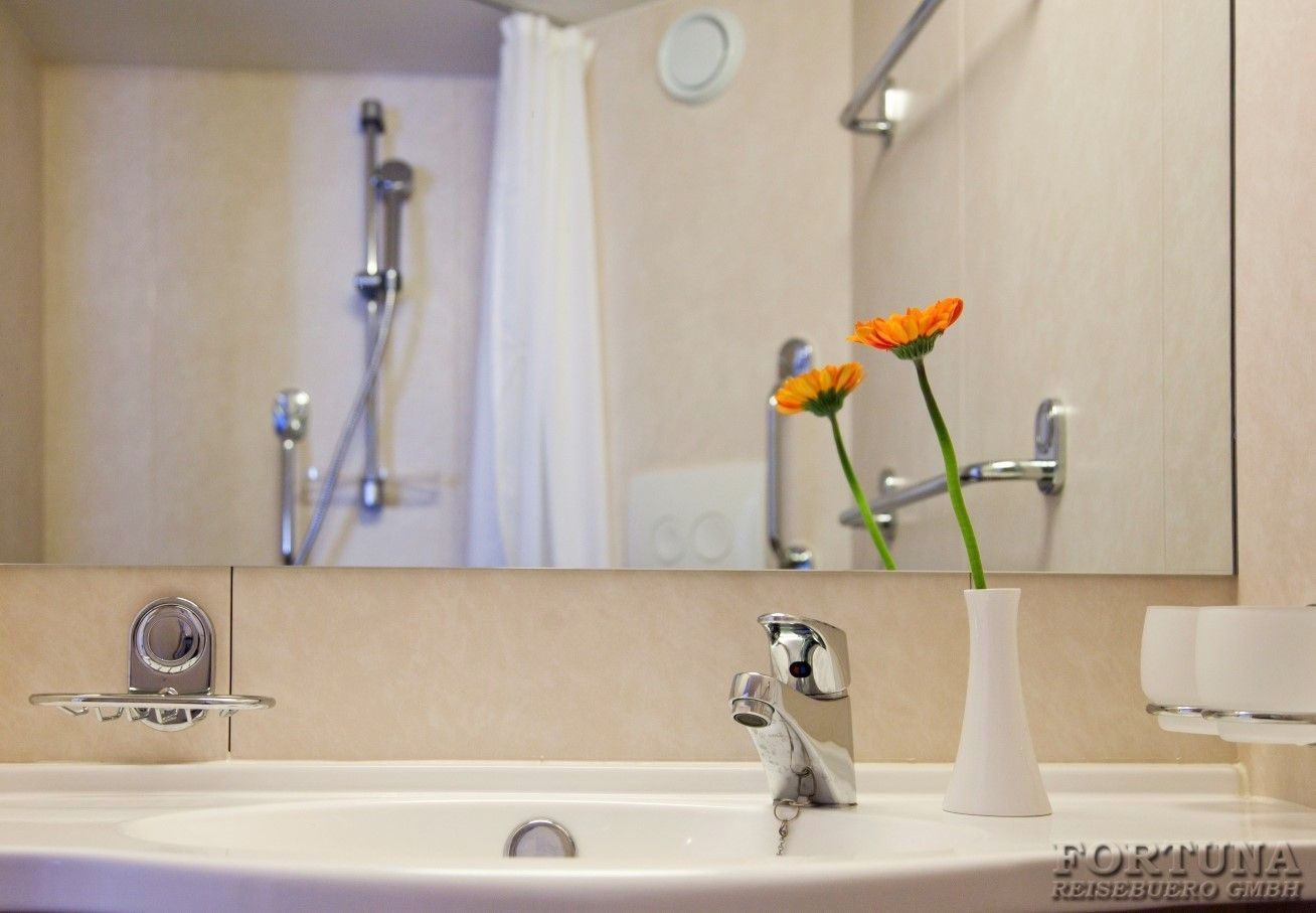 Теплоход М. Литвинов 4*. Каюты Двухместные ||7