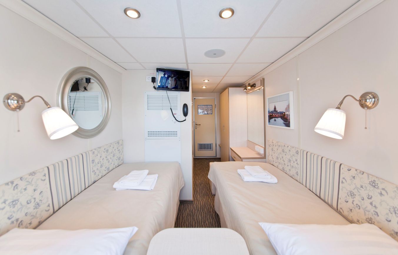 Теплоход С. Дягилев. Двухместные каюты Стандарт 2M ||7