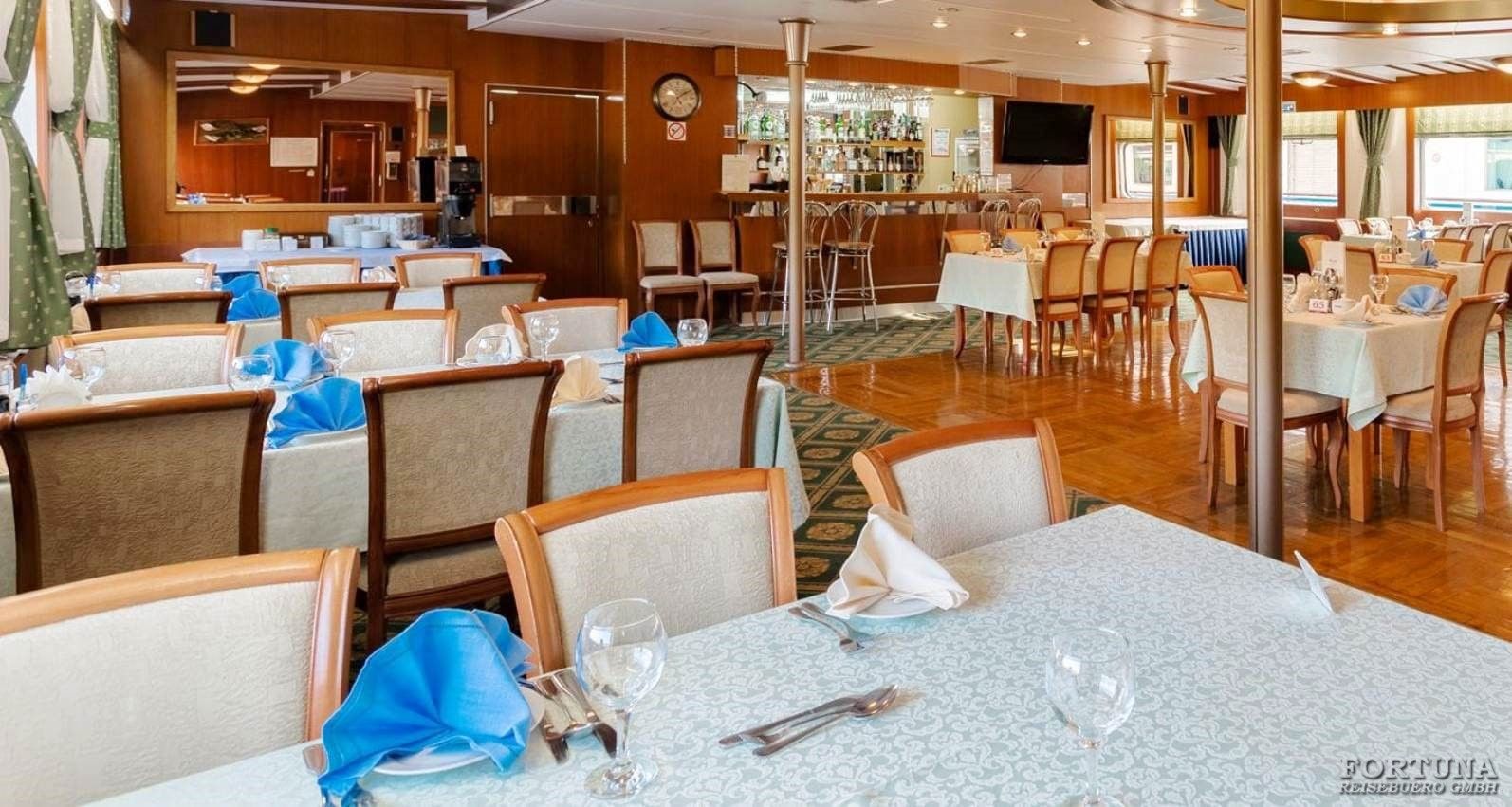 Круизы по России. ТХ Георгий Чичерин. Бар-ресторан Нева ||1