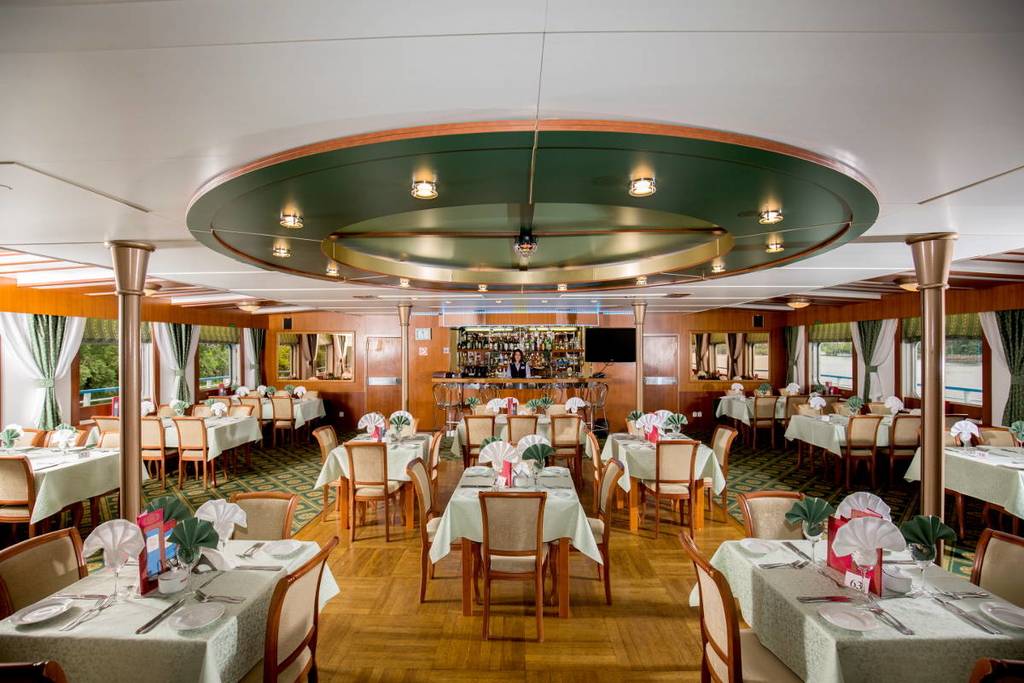 Круизы по России. ТХ Георгий Чичерин. Бар-ресторан Нева ||1