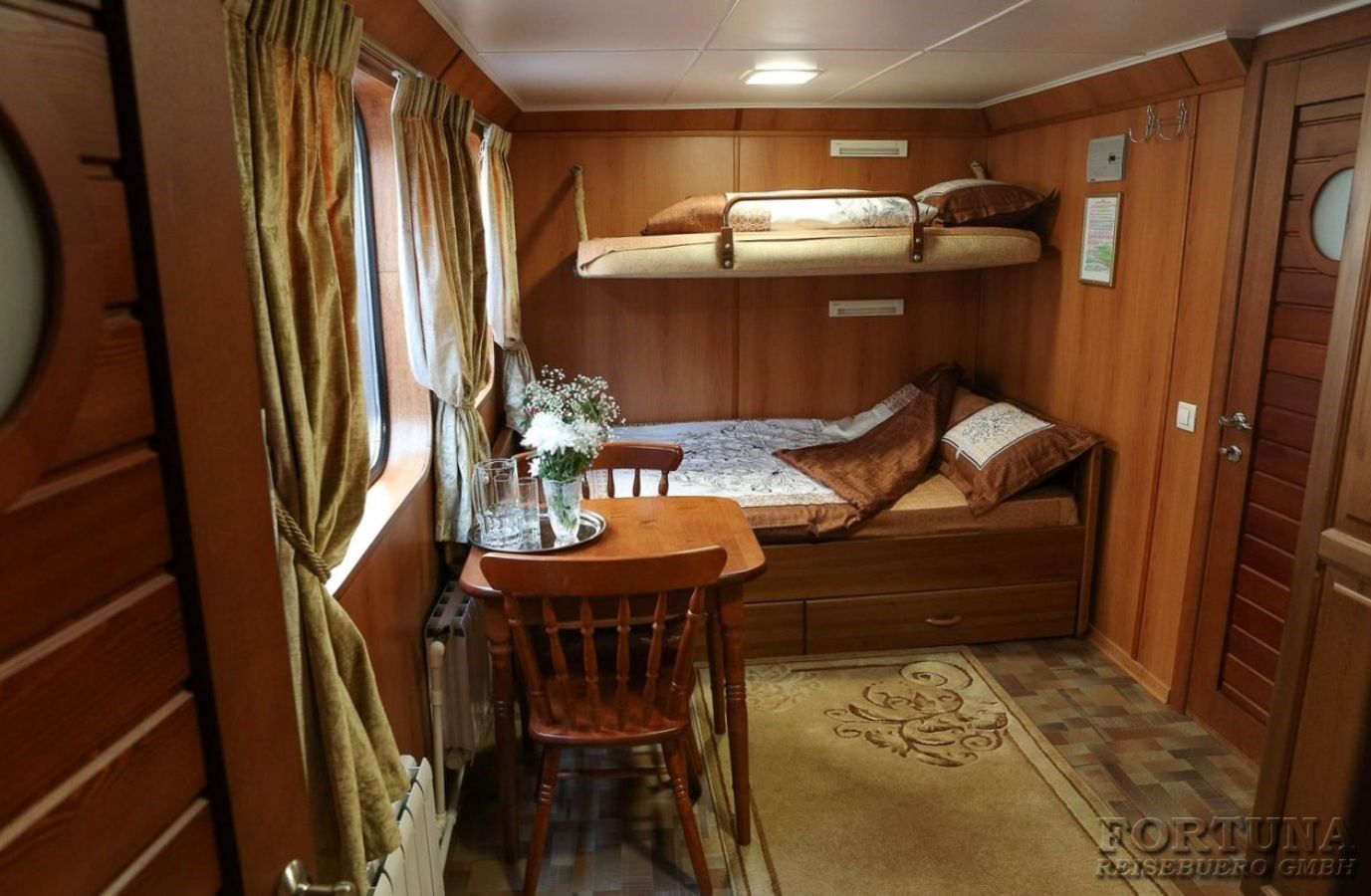 Круизы по Енисею. Теплоход-яхта Куприян, каюта ПОЛУЛЮКС 4 ||5