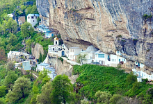 Крым, монастырь Челтер-Коба в красивой долине реки Бельбек в Бахчисарае