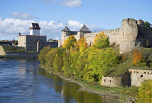 Ивангородская и Нарвская крепости на реке Нарова