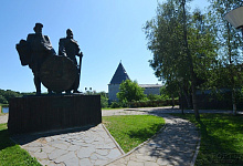 Старая Ладога, памятник Рюрику и Вещему Олегу