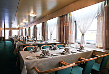 Речной теплоход. Ресторан