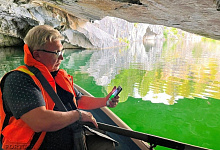 Пещера в мраморном каньоне парка Рускеала, Карелия