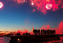 Праздничный салют и фейерверк 9 мая в Санкт-Петербурге