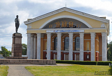 Петрозаводск, Музыкальный театр и памятник Кирову. Карелия