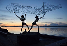 Онежская набережная в Петрозаводске, Карелия. Скульптура Рыбаки