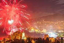 Ялта — курортный и портовый город на берегу Черного моря. Крым