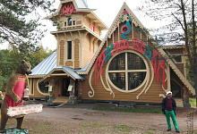 Деревня Верхние Мандроги на реке Свирь. Музей Водки